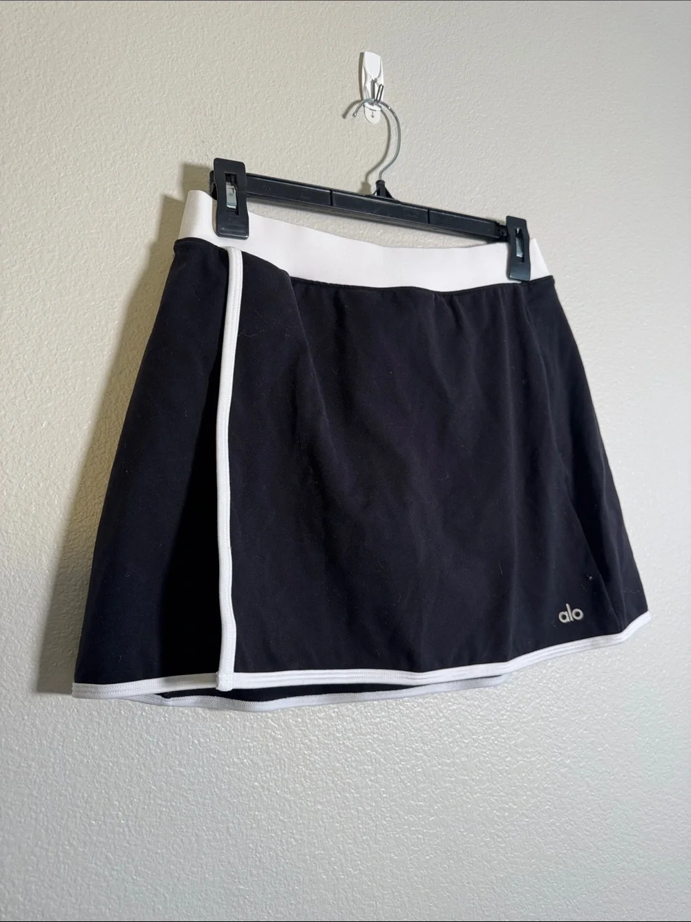 ALO Yoga Airbrush Streamlined Skirt in Black / White - M